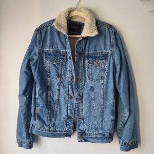 Zara medium wash sherpa Lined Classic Fall jean jacket  Size S